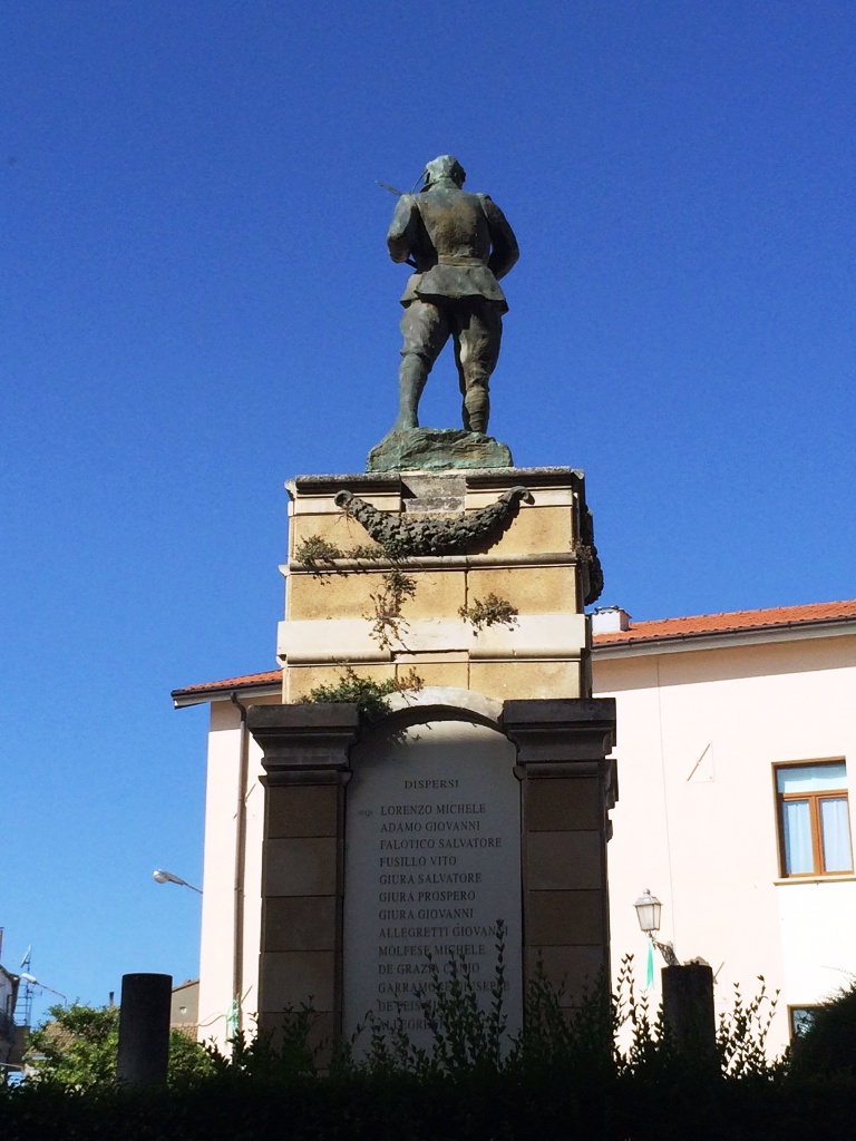 figura di soldato con allegoria della Vittoria monumento ai caduti